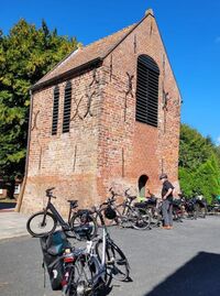 Krummhörner Kirchturmtour 2025 - Halt am Kirchturm in Canum