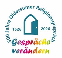 Logo der 500 Jahre Oldersumer Reeligionsgespräche zeigt eine offene Kirchentür im gothischen Stil mit der bunten Unterschrift "Gespräche Verändern".