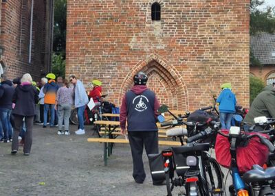 Krummhörner Kirchturmtour 2025 - Halt am Kirchturm in Canum