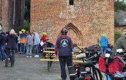 Krummhörner Kirchturmtour 2025 - Halt am Kirchturm in Canum